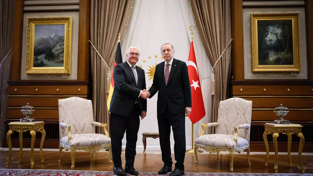 Handschlag in Ankara: Bundespräsident Frank-Walter Steinmeier (l) und der türkische Präsident Recep Tayyip Erdogan. - Bild: Bernd von Jutrczenka/dpa