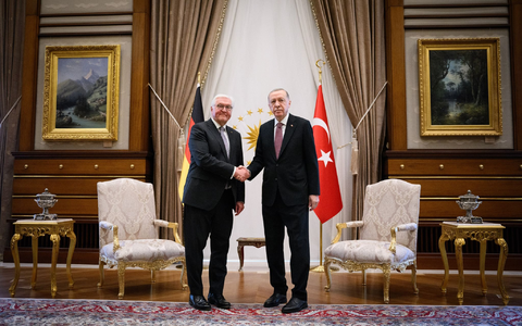 Handschlag in Ankara: Bundespräsident Frank-Walter Steinmeier (l) und der türkische Präsident Recep Tayyip Erdogan. - Foto: Bernd von Jutrczenka/dpa