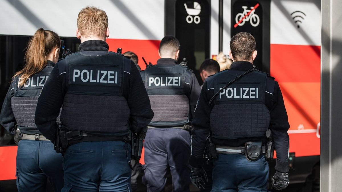 Bundespolizeidirektion München: Ohne Reisedokumente und Zugtickets/ Bundespolizei greift 15 Migranten auf - Foto: presseportal.de