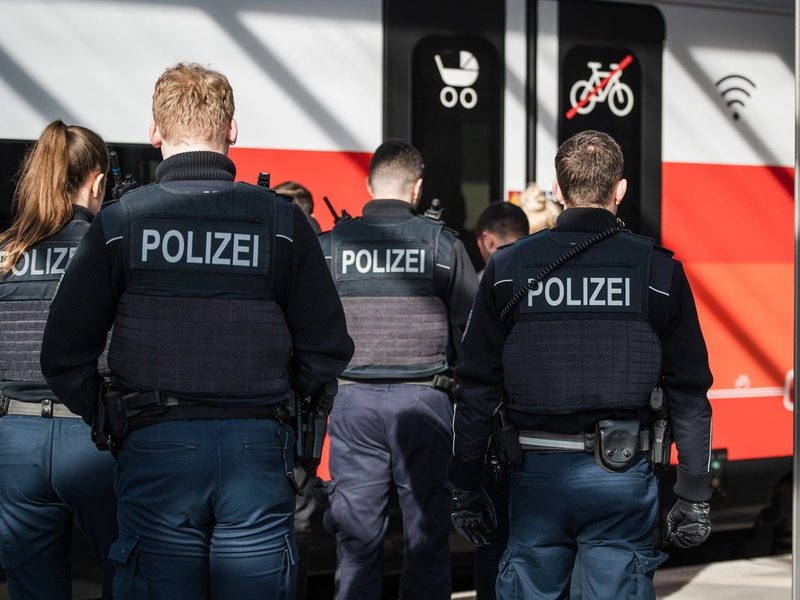 Bundespolizeidirektion München: Ohne Reisedokumente und Zugtickets/ Bundespolizei greift 15 Migranten auf - Foto: presseportal.de