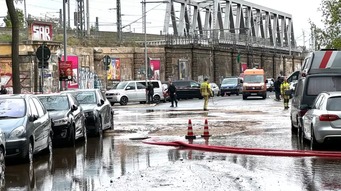 FW Dresden: Wasserrohrbruch überschwemmt Straße - Bild: presseportal.de