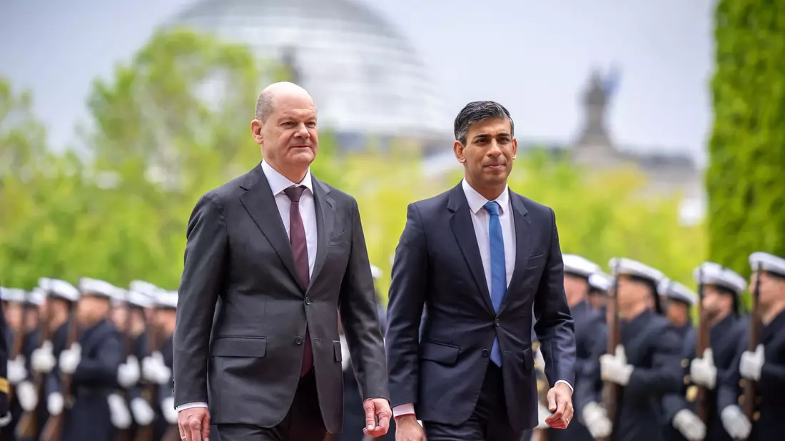 Bundeskanzler Olaf Scholz begrüßt den britischen Premier Rishi Sunak (r) mit militärischen Ehren vor dem Bundeskanzleramt. - Bild: Michael Kappeler/dpa