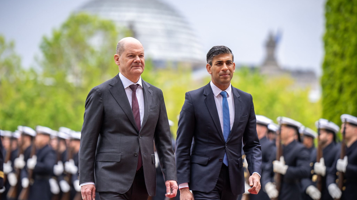 Bundeskanzler Olaf Scholz begrüßt den britischen Premier Rishi Sunak (r) mit militärischen Ehren vor dem Bundeskanzleramt. - Foto: Michael Kappeler/dpa