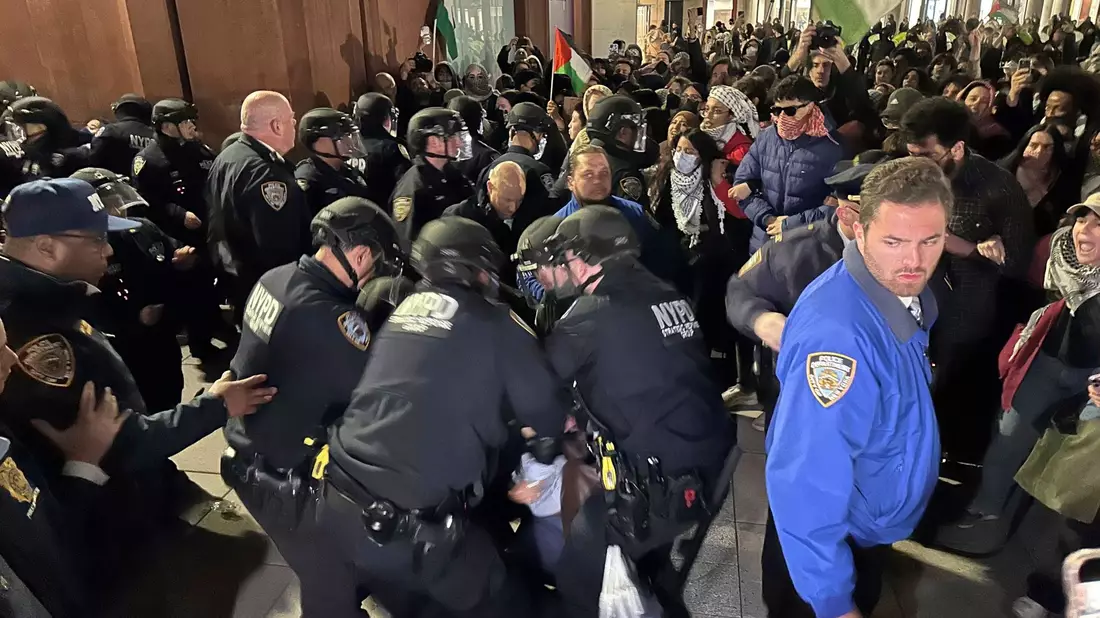 Polizisten nehmen auf dem Campus der New York University pro-palästinensische Demonstranten fest. - Bild: Noreen Nasir/AP/dpa