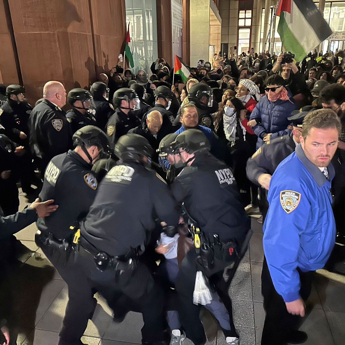 Polizisten nehmen auf dem Campus der New York University pro-palästinensische Demonstranten fest. - Foto: Noreen Nasir/AP/dpa