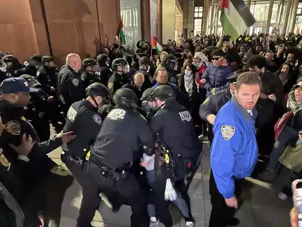 Polizisten nehmen auf dem Campus der New York University pro-palästinensische Demonstranten fest. - Foto: Noreen Nasir/AP/dpa