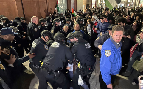 Polizisten nehmen auf dem Campus der New York University pro-palästinensische Demonstranten fest. - Foto: Noreen Nasir/AP/dpa Polizisten nehmen auf dem Campus der New York University pro-palästinensische Demonstranten fest. - Foto: Noreen Nasir/AP/dpa