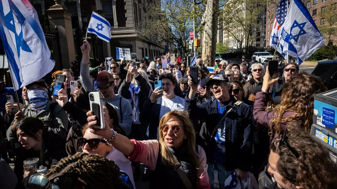 Pro-israelische Demonstranten solidarisieren sich mit Columbia-Assistenzprofessor Shai Davidai. - Bild: Stefan Jeremiah/AP/dpa