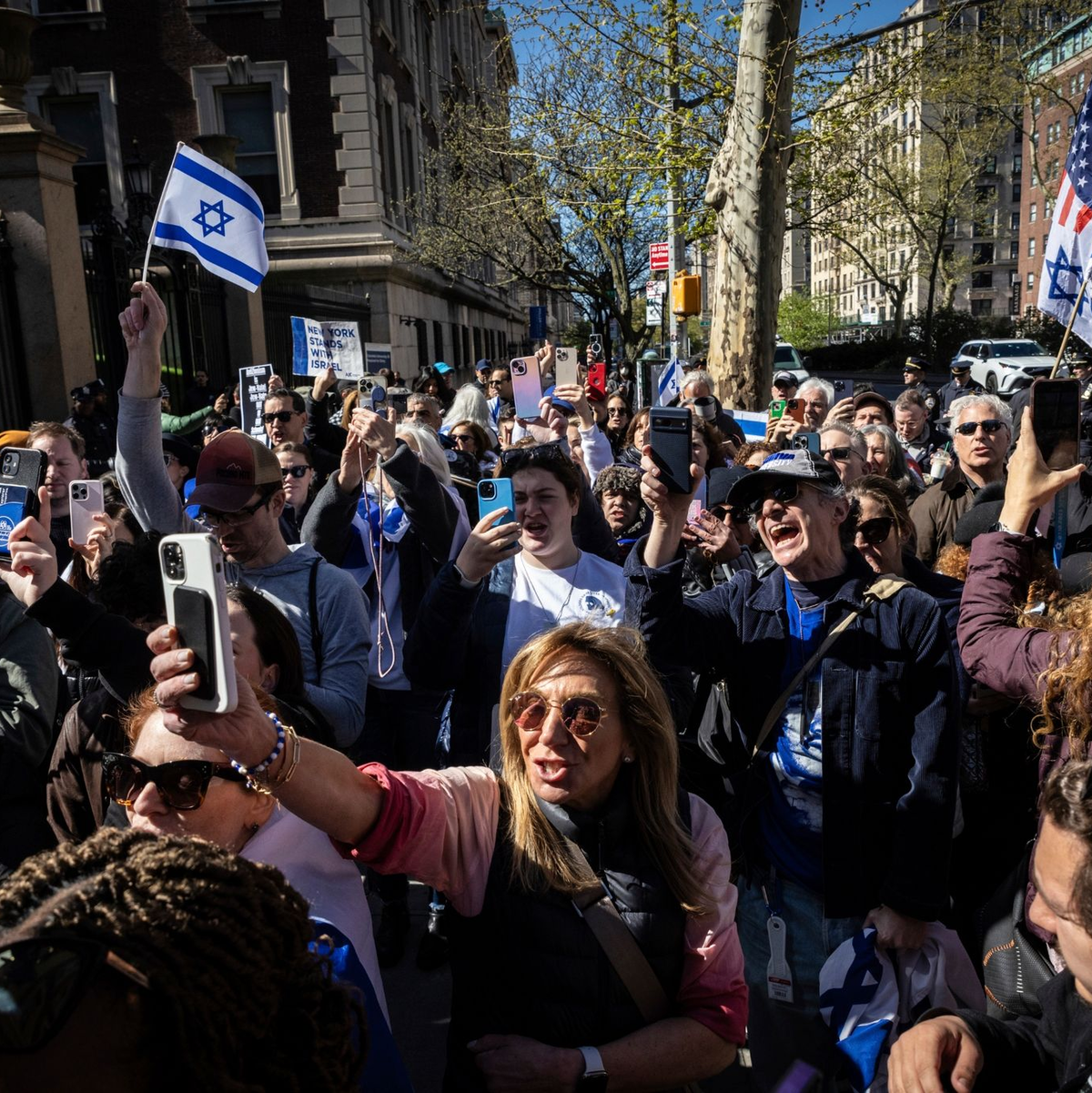 Pro-israelische Demonstranten solidarisieren sich mit Columbia-Assistenzprofessor Shai Davidai. - Foto: Stefan Jeremiah/AP/dpa