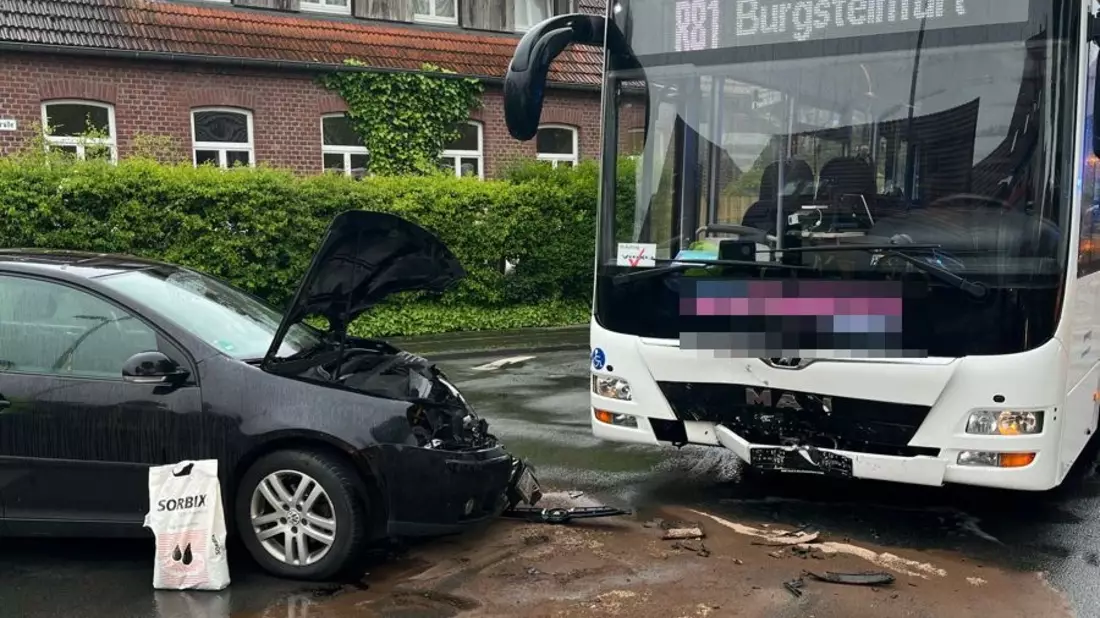 POL-COE: Rosendahl, Darfeld, Osterwicker Straße/ Auto und Linienbus kollidieren - Bild: presseportal.de