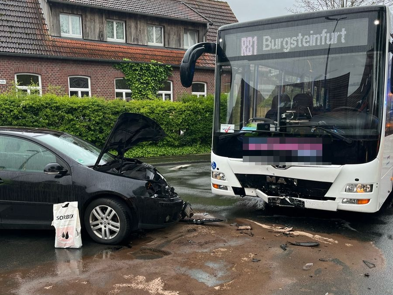POL-COE: Rosendahl, Darfeld, Osterwicker Straße/ Auto und Linienbus kollidieren - Foto: presseportal.de