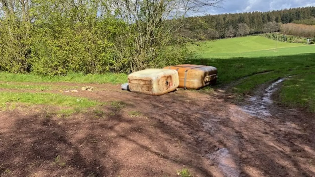 POL-PDWIL: Umweltgefährdende Abfallbeseitigung von Heizöltanks - Bild: presseportal.de