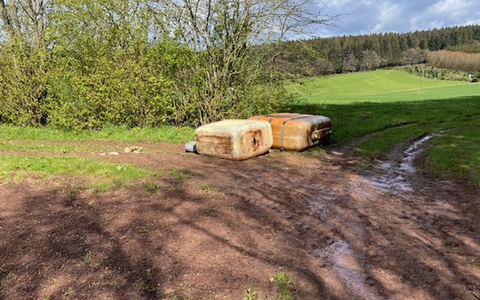 POL-PDWIL: Umweltgefährdende Abfallbeseitigung von Heizöltanks - Foto: presseportal.de