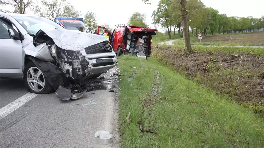 POL-HX: 25.000 Schaden und zwei Verletzte auf der B252 - Bild: presseportal.de