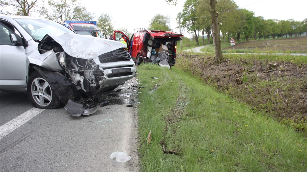 POL-HX: 25.000 Schaden und zwei Verletzte auf der B252 - Foto: presseportal.de