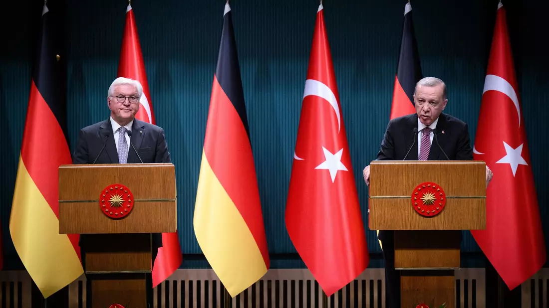 Bundespräsident Frank-Walter Steinmeier (r) wird von dem türkischen Präsidenten Recep Tayyip Erdogan am Präsidialpalast mit militärischen Ehren begrüßt. - Bild: Bernd von Jutrczenka/dpa