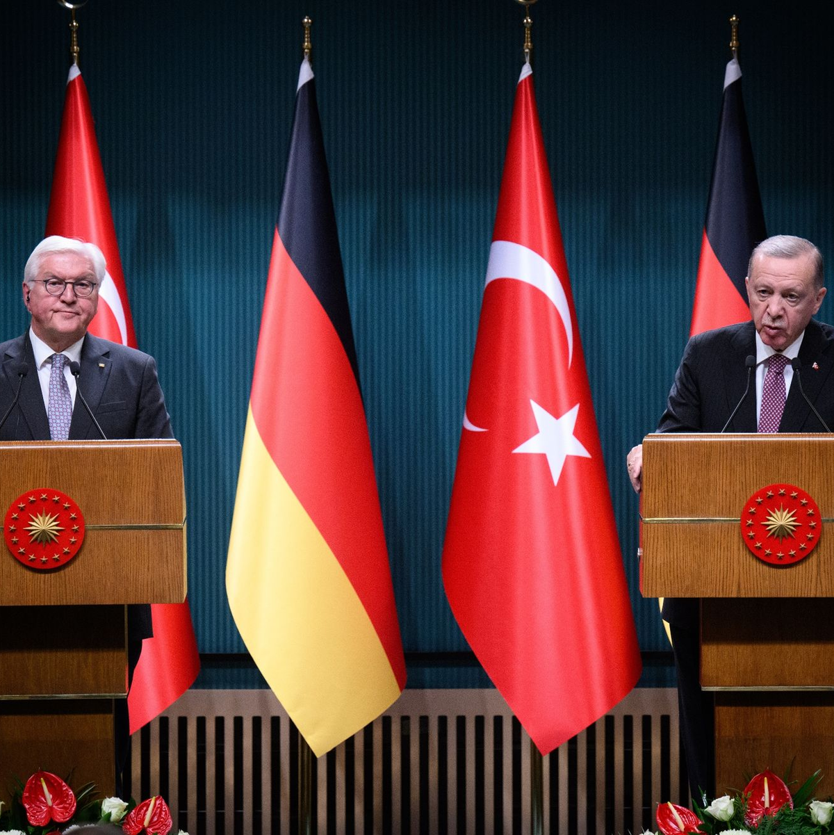 Bundespräsident Frank-Walter Steinmeier (r) wird von dem türkischen Präsidenten Recep Tayyip Erdogan am Präsidialpalast mit militärischen Ehren begrüßt. - Foto: Bernd von Jutrczenka/dpa