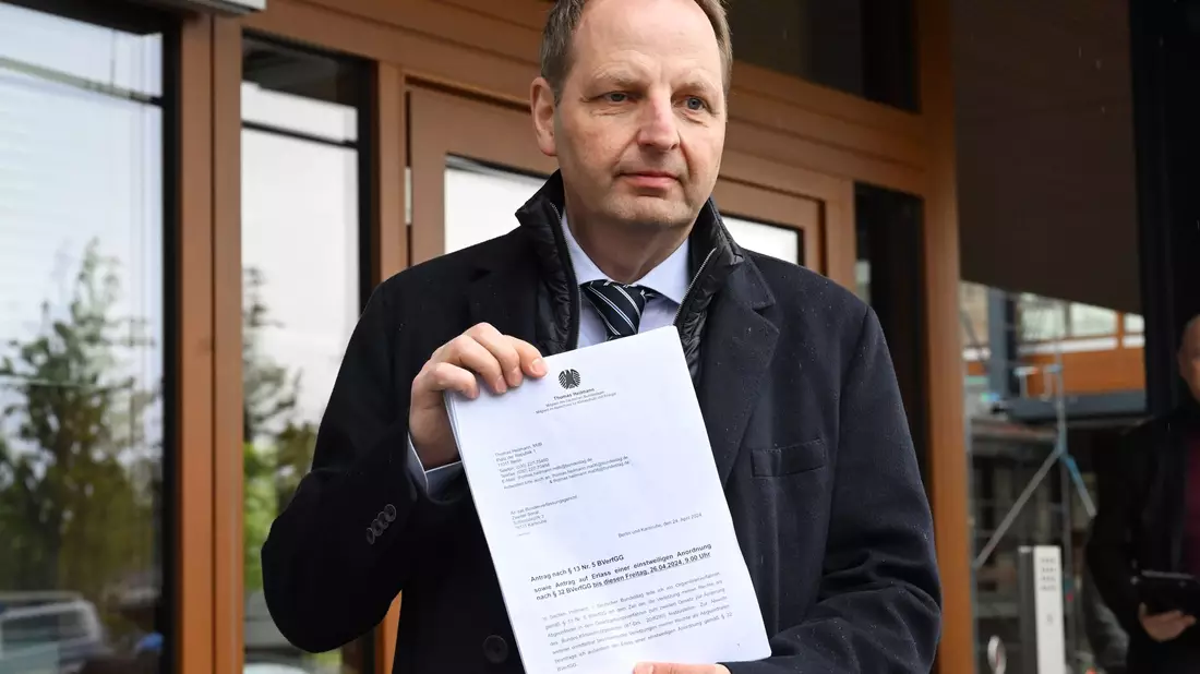 Der CDU-Bundestagsabgeordnete Thomas Heilmann vor dem Bundesverfassungsgericht mit einer einstweiligen Anordnung gegen die Ampel-Reform des Klimaschutzgesetzes, die er dort eingereicht hat. - Bild: Uli Deck/dpa