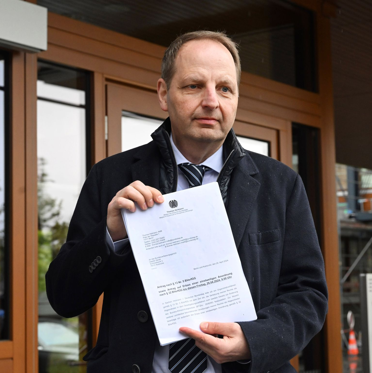 Der CDU-Bundestagsabgeordnete Thomas Heilmann vor dem Bundesverfassungsgericht mit einer einstweiligen Anordnung gegen die Ampel-Reform des Klimaschutzgesetzes, die er dort eingereicht hat. - Foto: Uli Deck/dpa