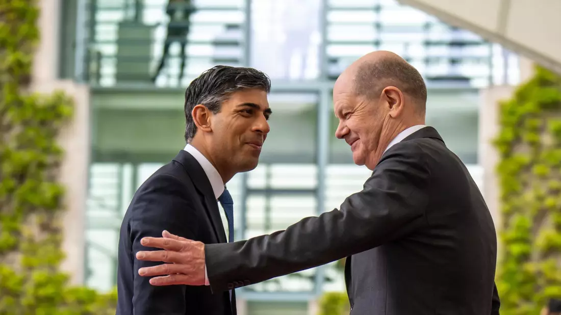 Bundeskanzler Olaf Scholz (r), begrüßt den britischen Premier Rishi Sunak vor dem Bundeskanzleramt zum offiziellen Antrittsbesuch. - Bild: Michael Kappeler/dpa