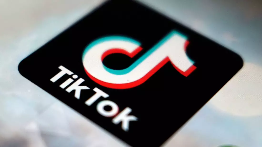 Die Brüsseler Behörde hatte zu Wochenbeginn verkündet, dass sie prüfen will, ob das Unternehmen mit Belohnungsfunktionen in TikTok Lite die psychische Gesundheit von Minderjährigen gefährde und gegen EU-Regeln verstoße. - Bild: Kiichiro Sato/AP/dpa