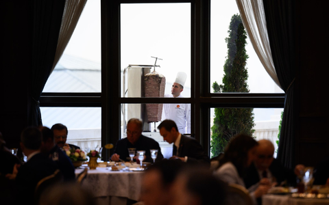 Ein Koch bereitet auf einer Terrasse des Präsidialpalasts Dönerfleisch vom Spieß zu. - Foto: Bernd von Jutrczenka/dpa