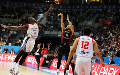 Mit 29 Punkten der Chemnitzer Topscorer im Final-Rückspiel gegen Bahcesehir: Kaza Kajami-Keane (M). - Foto: Matthias Stickel/dpa