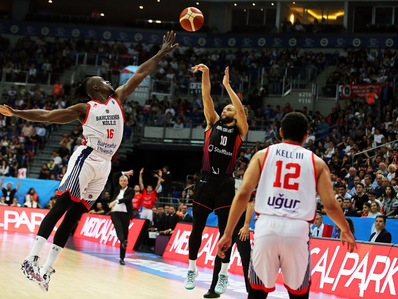 Mit 29 Punkten der Chemnitzer Topscorer im Final-Rückspiel gegen Bahcesehir: Kaza Kajami-Keane (M). - Foto: Matthias Stickel/dpa