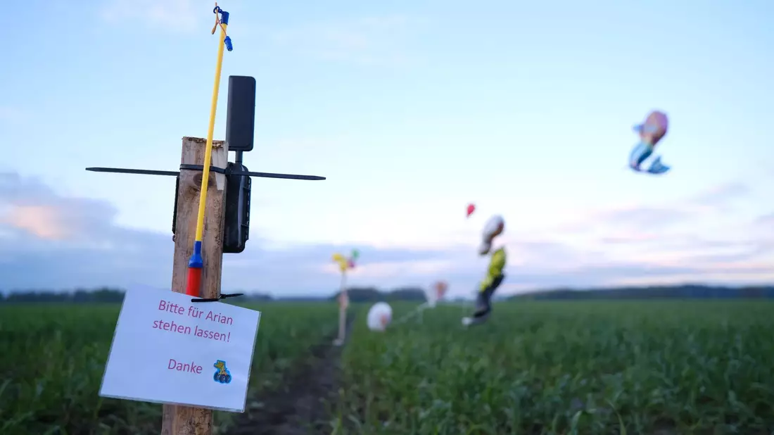 Ballons, Süßigkeiten und eine Wildkamera stehen auf einem Feld bei Bremervörde. Von dem vermissten sechs Jahre alten Jungen aus dem niedersächsischen Bremervörde fehlt noch immer jede Spur. - Bild: Markus Hibbeler/dpa