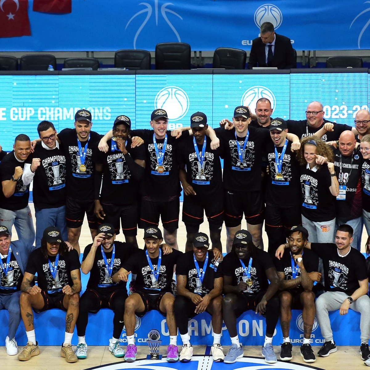 Die Niners Chemnitz holten den ersten Titel ihrer Vereinsgeschichte. - Foto: Matthias Stickel/dpa