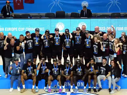 Die Spieler der Niners Chemnitz jubeln nach dem Spiel mit der gewonnenen Trophäe. - Foto: Matthias Stickel/dpa
