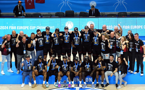 Die Spieler der Niners Chemnitz jubeln nach dem Spiel mit der gewonnenen Trophäe. - Foto: Matthias Stickel/dpa