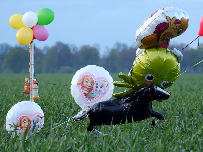 Ballons und Süßigkeiten stehen auf einem Feld bei Bremervörde. Von einem vermissten sechs Jahre alten Jungen aus dem niedersächsischen Bremervörde fehlt noch immer jede Spur. - Foto: Markus Hibbeler/dpa