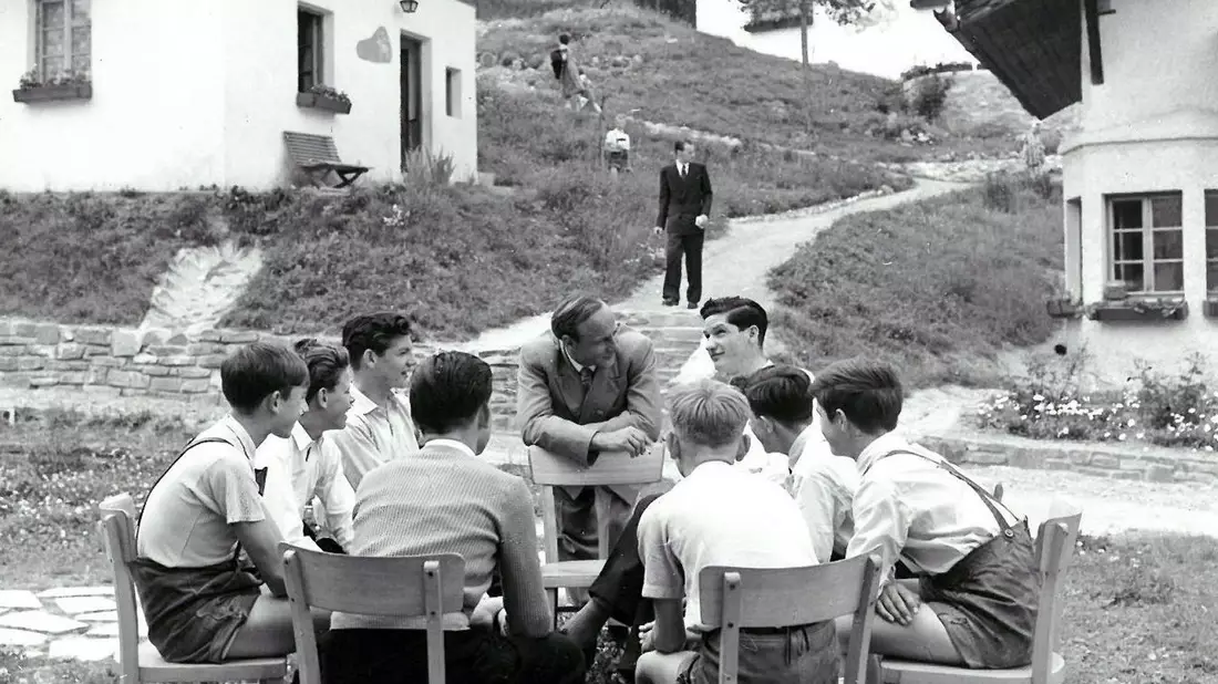 1953: Kinderdorf-Gründer Hermann Gmeiner unterhält sich mit Kindern im ersten SOS-Kinderdorf. - Bild: Handout/SOS-Kinderdörfer/dpa