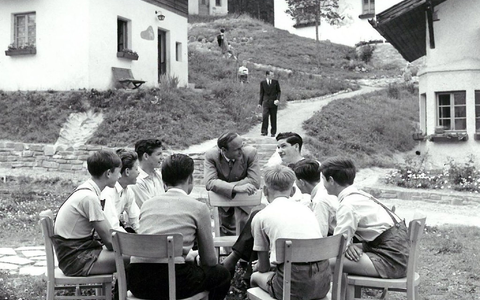 1953: Kinderdorf-Gründer Hermann Gmeiner unterhält sich mit Kindern im ersten SOS-Kinderdorf. - Foto: Handout/SOS-Kinderdörfer/dpa