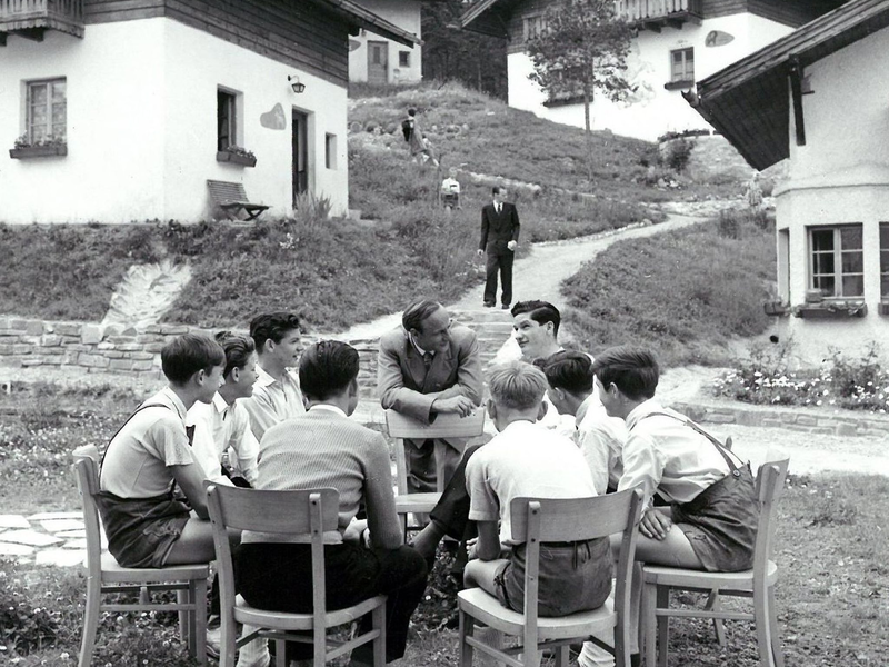 1953: Kinderdorf-Gründer Hermann Gmeiner unterhält sich mit Kindern im ersten SOS-Kinderdorf. - Foto: Handout/SOS-Kinderdörfer/dpa