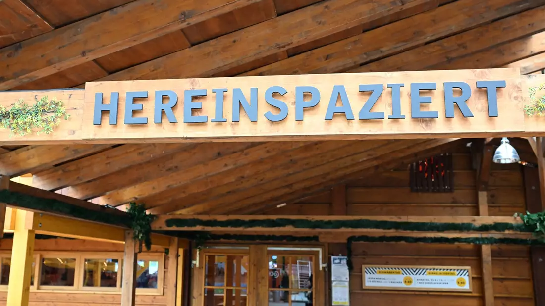 Zahlreiche Menschen klagten nach dem Besuch des Festzeltes auf dem Cannstatter Frühlingsfest über Magen-Darm-Beschwerden. - Bild: Bernd Weißbrod/dpa