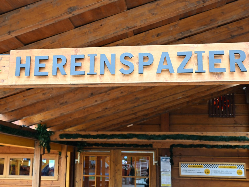 Zahlreiche Menschen klagten nach dem Besuch des Festzeltes auf dem Cannstatter Frühlingsfest über Magen-Darm-Beschwerden. - Foto: Bernd Weißbrod/dpa