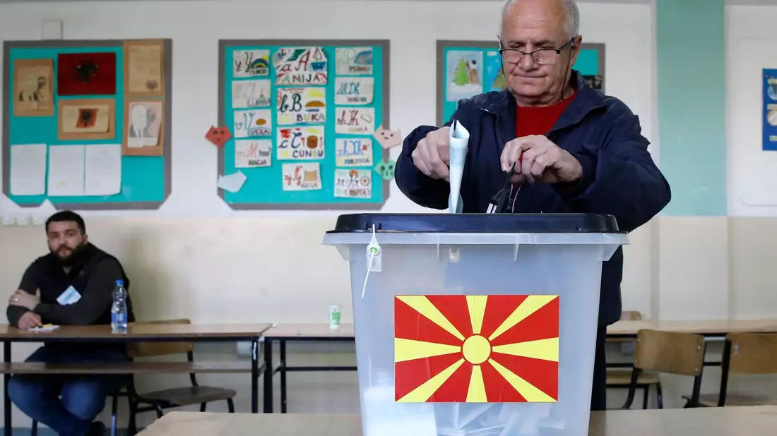 Stimmabgabe in einem Wahllokal in der Hauptstadt Skopje. - Bild: Boris Grdanoski/AP/dpa
