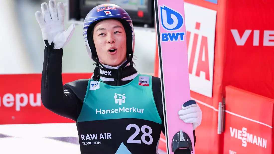 Ryoyu Kobayashi sprang in Island 291 Meter weit. - Bild: Geir Olsen/NTB/dpa