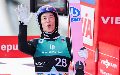 Ryoyu Kobayashi sprang in Island 291 Meter weit. - Foto: Geir Olsen/NTB/dpa