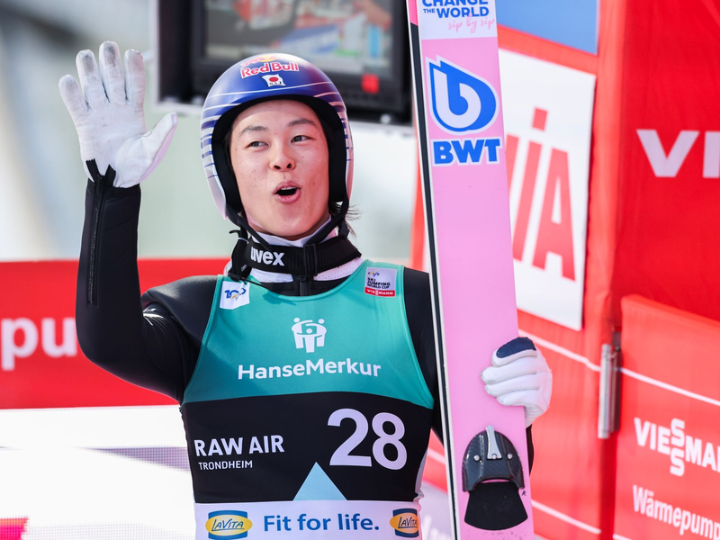 Ryoyu Kobayashi sprang in Island 291 Meter weit. - Foto: Geir Olsen/NTB/dpa