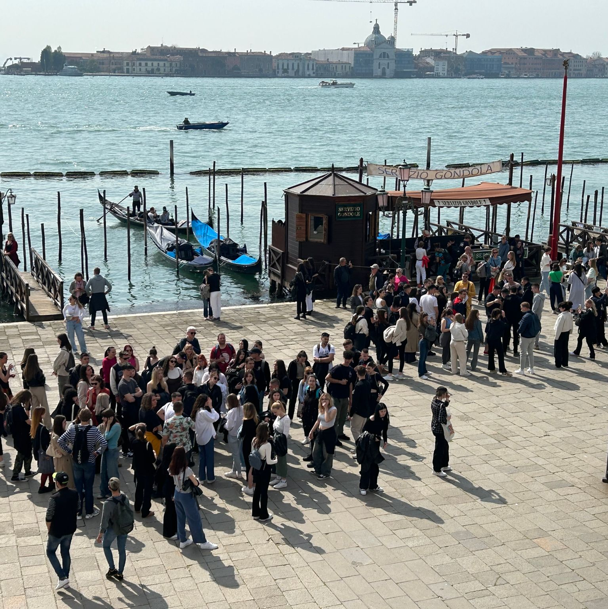 Eine Gruppe von Touristen vor dem Dogenpalast im Zentrum von Venedig. - Foto: Christoph Sator/dpa