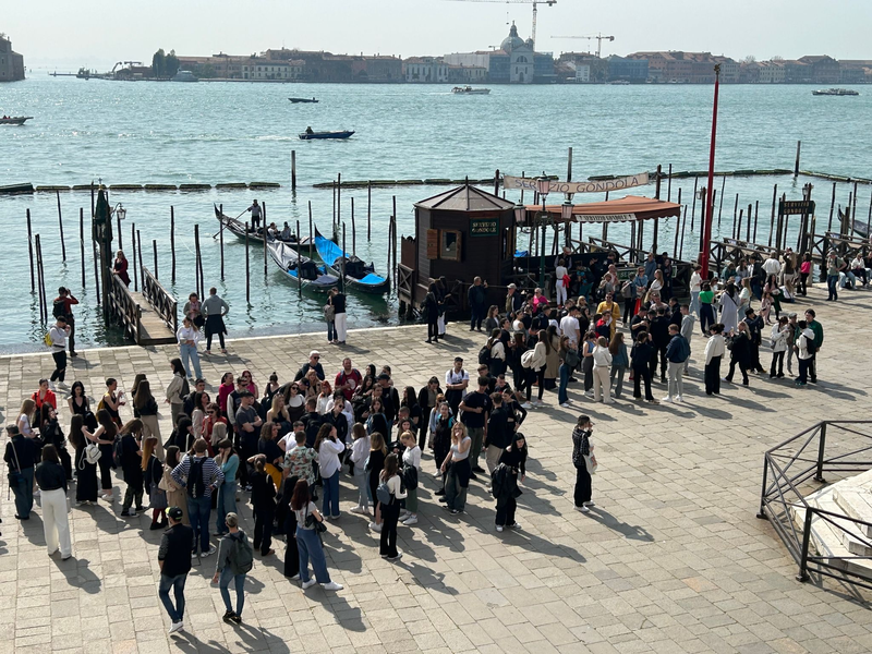 Eine Gruppe von Touristen vor dem Dogenpalast im Zentrum von Venedig. - Foto: Christoph Sator/dpa