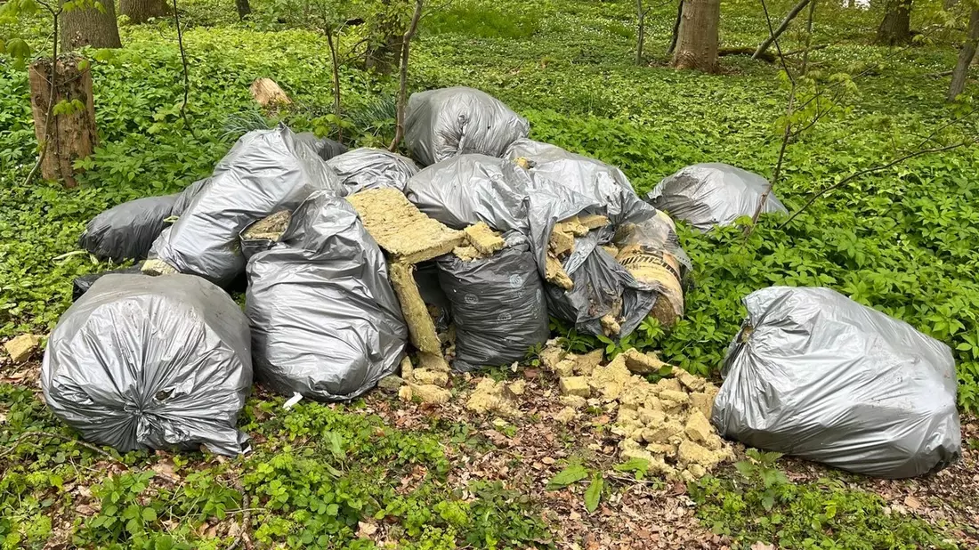 POL-HL: Ostholstein - Süsel / Unerlaubte Abfallentsorgung im Wald - Zeugen gesucht - Bild: presseportal.de