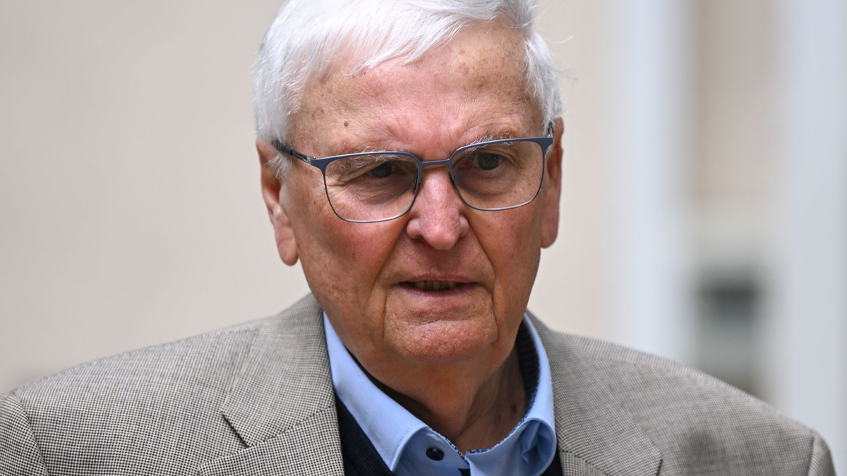 Theo Zwanziger ist nicht vor dem Landgericht Frankfurt am Main erschienen. - Foto: Arne Dedert/dpa