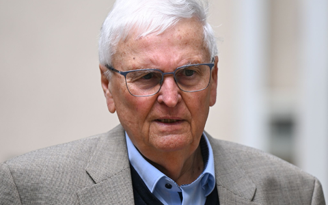 Theo Zwanziger ist nicht vor dem Landgericht Frankfurt am Main erschienen. - Foto: Arne Dedert/dpa