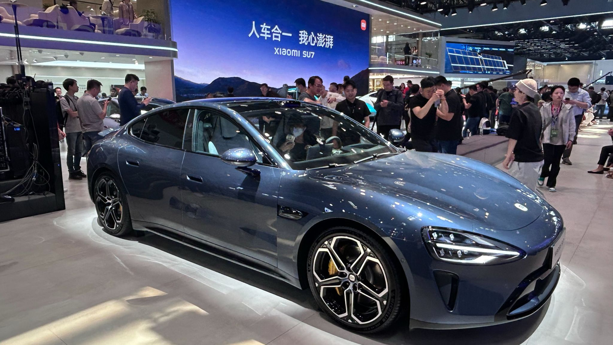 Der SU7 des chinesischen Handyherstellers Xiaomi steht auf der Automesse in China. - Foto: Jörn Petring/dpa