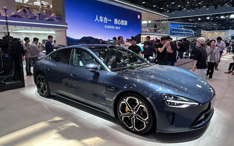 Der SU7 des chinesischen Handyherstellers Xiaomi steht auf der Automesse in China. - Foto: Jörn Petring/dpa