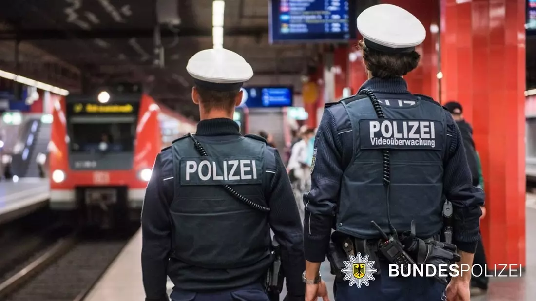 Bundespolizeidirektion München: Alkoholisierter S-Bahn-Surfer / Bundespolizei warnt vor lebensgefährlichem Unsinn! - Bild: presseportal.de